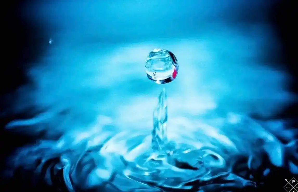 水有三种形态 常温液体往低处流 遇到恶劣气候化身坚固如钢,  - 抖音