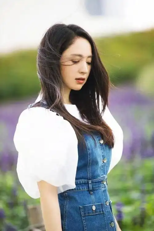 董璇状态依旧很在线奔四也能穿出清纯少女感衣服选对很重要