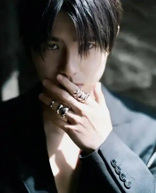 刘昊然"野性"中分短碎发_头发_生活_发型