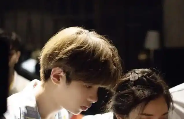 杨幂穿黑丝袜秀美腿与19岁小鲜肉黄明昊同行是不是过于刺激了