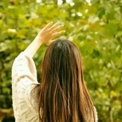 女生森系背影长发头像