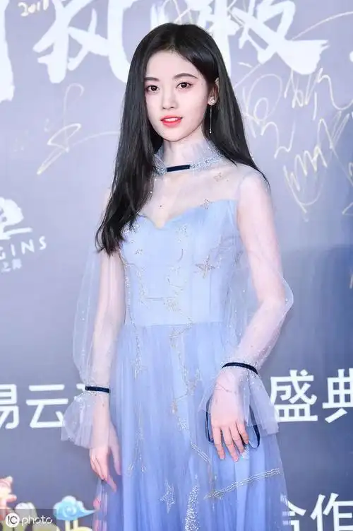 一米五八的鞠婧祎,穿薄纱连衣裙亮相,瞬间一米八五
