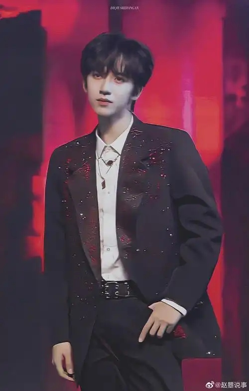 恭喜贺峻霖的《与陌生人共舞》舞台直拍播放量破百万