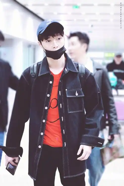 [张艺兴][新闻]180325 艺兴深夜抵达北京首都机场 我们的小羊又回来啦