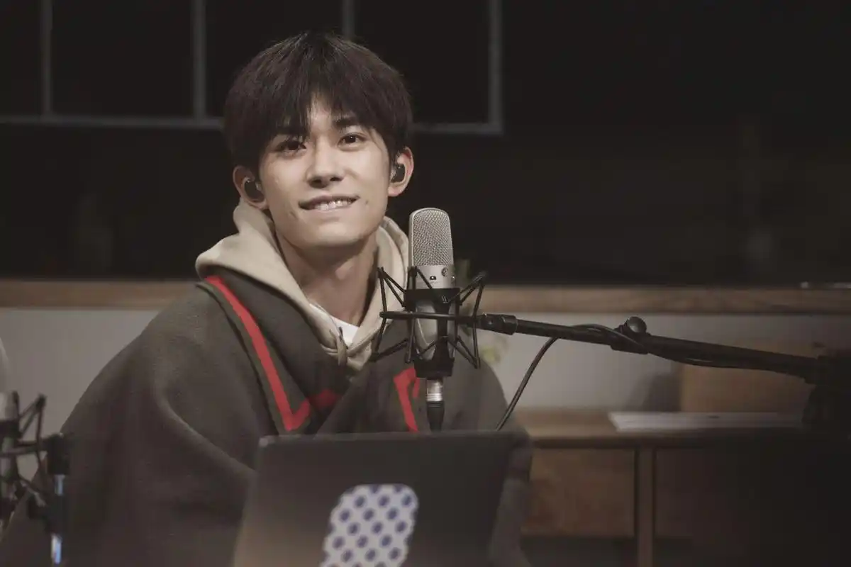 千玺就经常会披着斗篷,黑色斗篷超a,卡其色斗篷超温柔,除此之外千玺