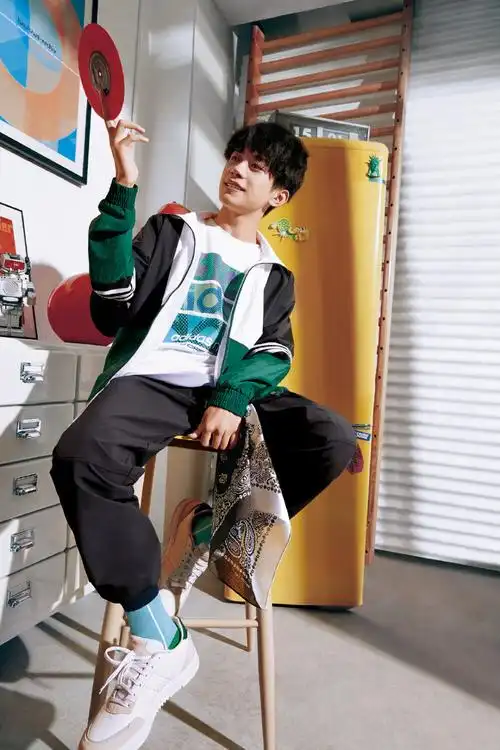 易烊千玺 adidasneo品牌代言人