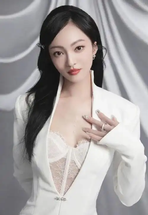 张韶涵白西装配轻纱内衣大秀事业线!雪肤玉貌性感美艳_网易订阅