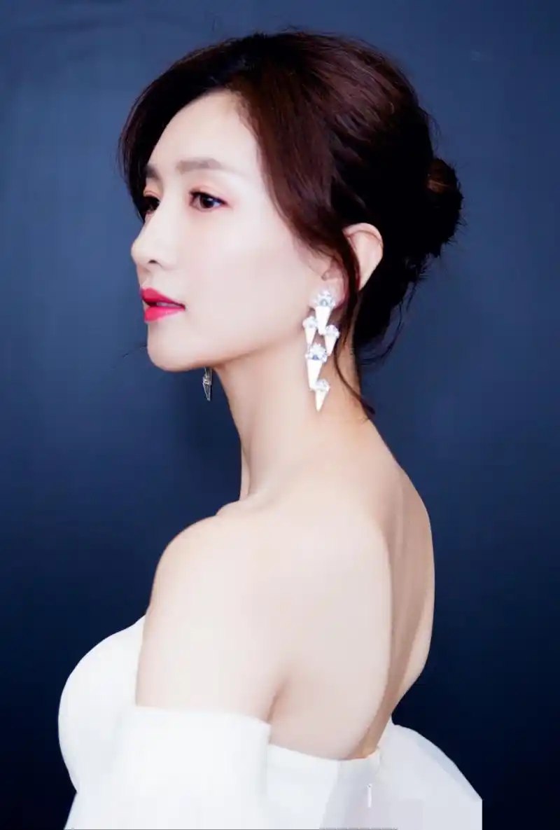 江疏影白色抹胸礼服,抹胸开叉裙,皮肤白皙美腿修长#国庆出游怎么穿