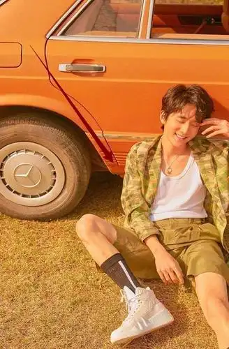 难怪张新成很少穿短裤看了他的小哥腿女粉都自愧不如