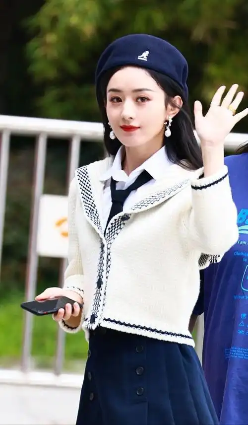 赵丽颖脸型太有优势校园风穿搭丝毫不突兀一点不像孩子妈