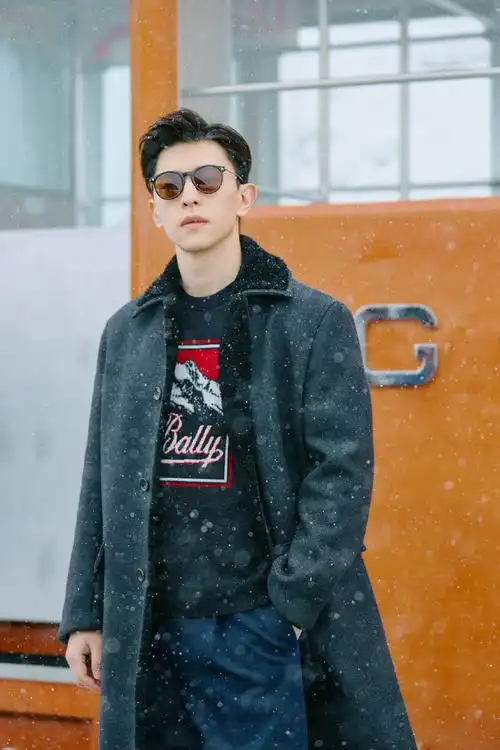 邓伦雪中酷黑造型写真图片56