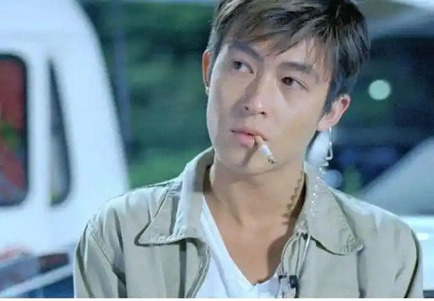 43岁陈冠希为女儿庆生,佝偻背显头大像老头,老太快是因为这个?