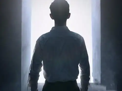 必选的粉衣清新帅照,更有大气磅礴的白色衬衫背影照和正面寸头帅照