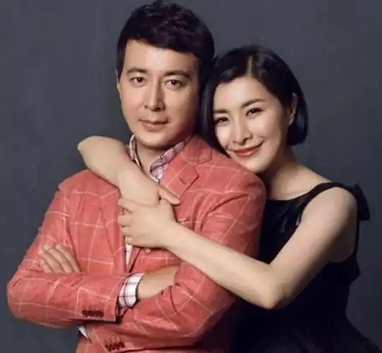 于洋的妻子是王雅捷,比他小9岁,俩人谈恋爱的时,一次于洋去剧组探班
