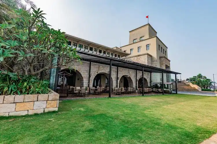 南沙游艇会港池一景 南沙游艇会夜景全景 一楼扬帆廊西餐厅外草坪