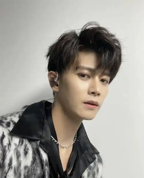 男明星任嘉伦时尚写真:英俊帅气,玉树临风_写真_时尚