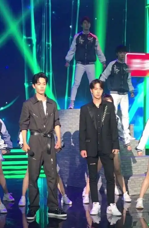 肖战王一博天天向上同框,两个大长腿无修图颜值高让人路转粉_剧中