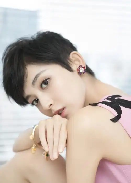 古力娜扎睡前晒美图短发造型清爽干练