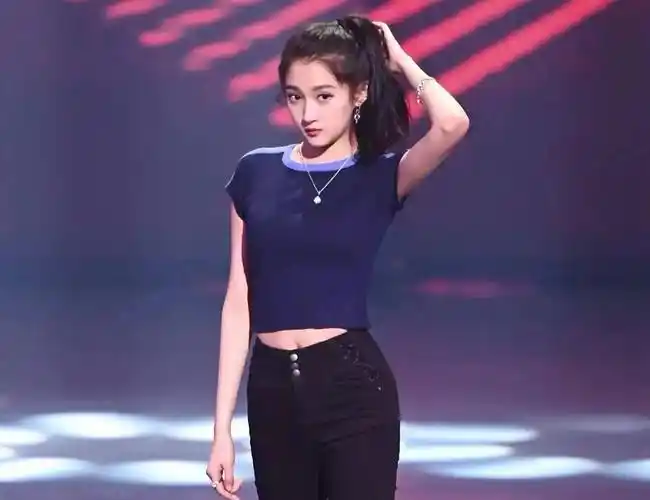 原创京圈格格关晓彤二十岁与顶流恋爱周杰伦是她的钢琴老师