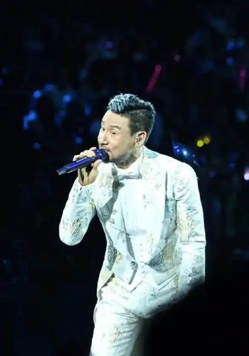 歌神张学友演唱会的舞台风范,最爱白色系,舞台最耀眼的焦点