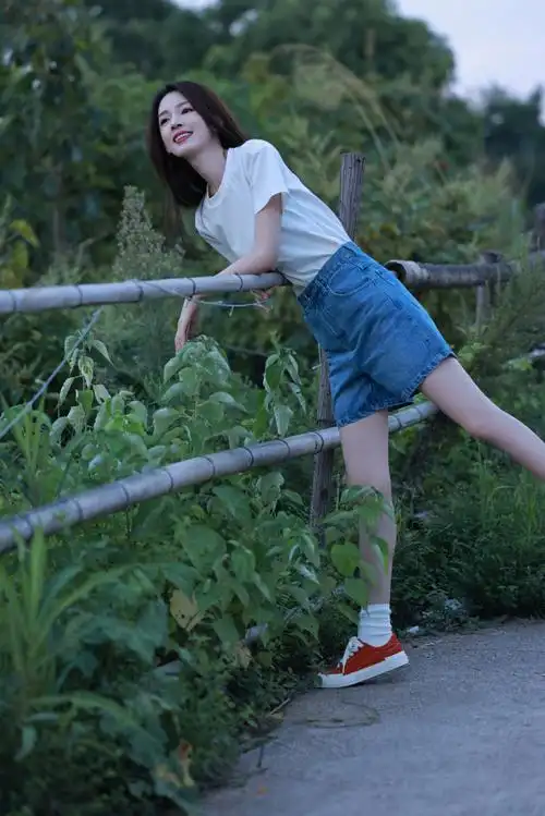 陈瑶超话#瑶有上镜心#白t牛仔的简约感永不过时.