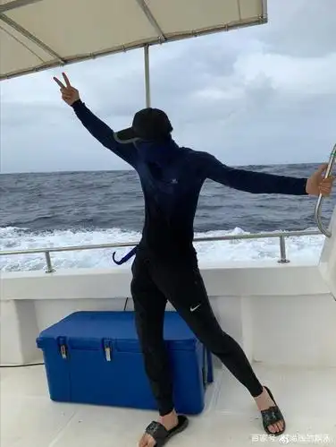 金瀚路边跳freeze舞蹈,网友:有点烫脚!