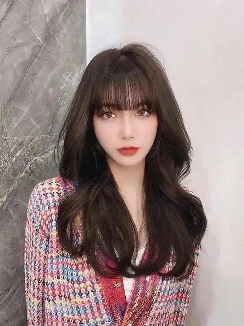 温暖的棕褐色头发颜色非常适合黄色皮肤.