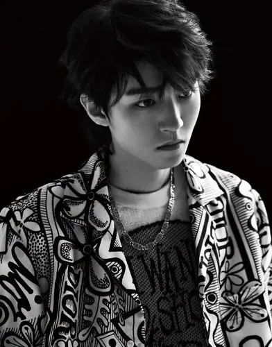 王俊凯"万有引力"大片释出 挑战碎盖狼尾发型做最真实的自己