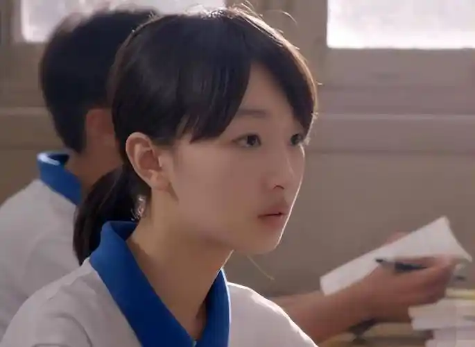 此中还经历出演《同桌的你》,获取了非常受注视女演员奖.