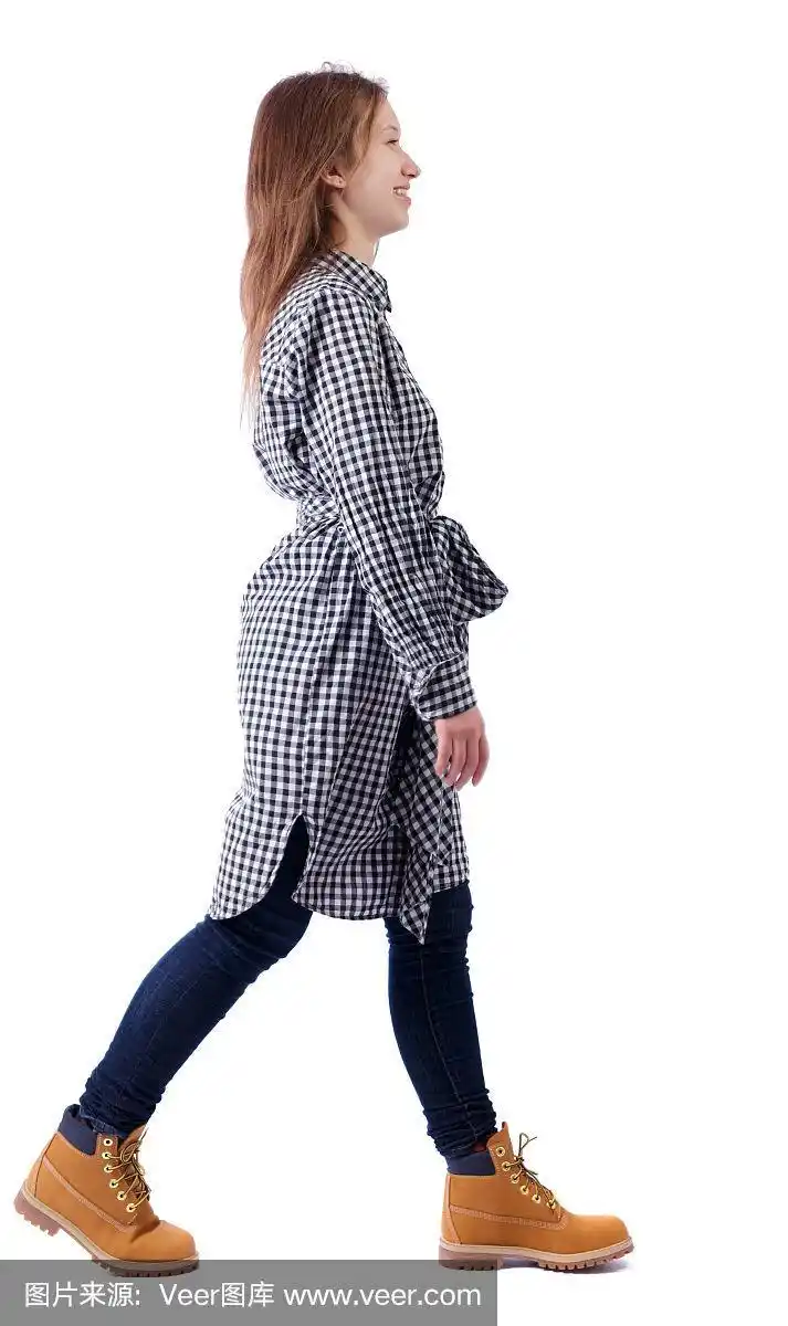 走路的女人的侧视图.