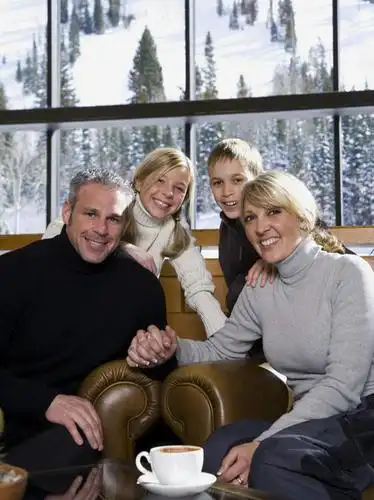 儿童,中年人,四个人,家庭,夫妻,母亲,父亲,女儿,儿子,客厅,坐,握手,笑