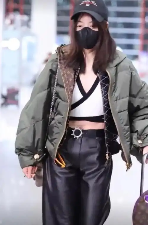 机场生图被土里土气的刘亦菲惊艳从不浓妆艳抹却艳压群芳