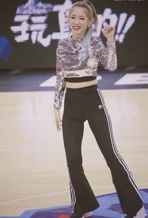 火箭少女孟美岐身材到底有多好?看到她的腰你就明白了