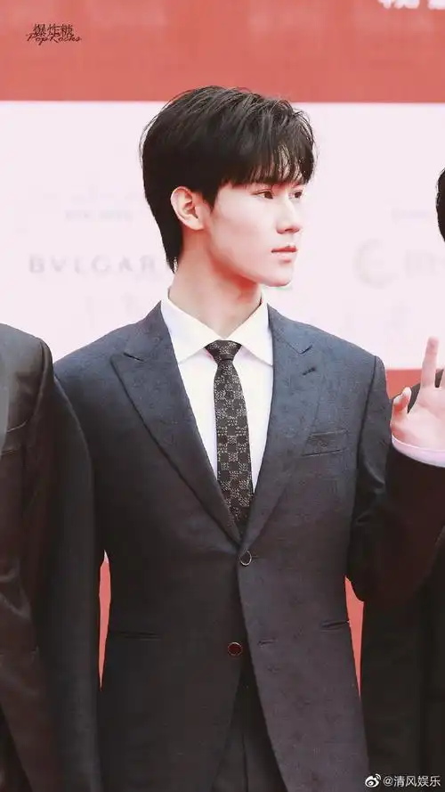 张真源北影节红毯生图#张真源北影节红毯饭拍,黑色西装造型好帅,一举