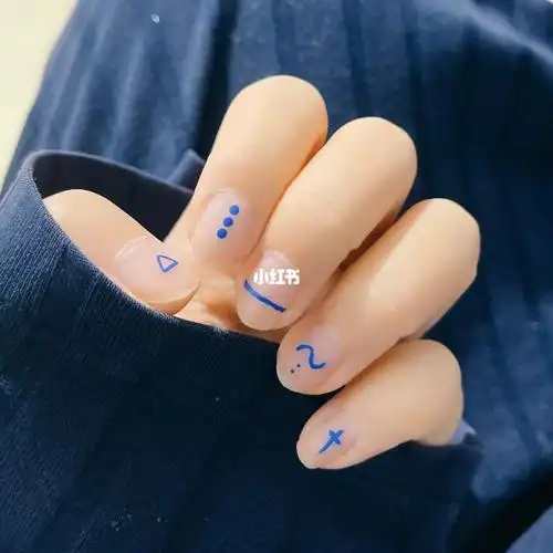 的图案虽然直线依旧画的不直,但是加上磨砂封层的效果还是不错滴#美甲