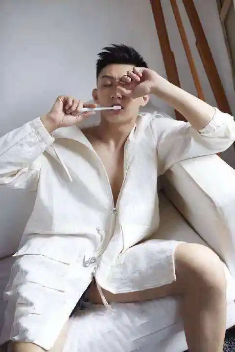 迷人电眼歪嘴坏笑身材高大 黄景瑜成网友最希望出柜的男星