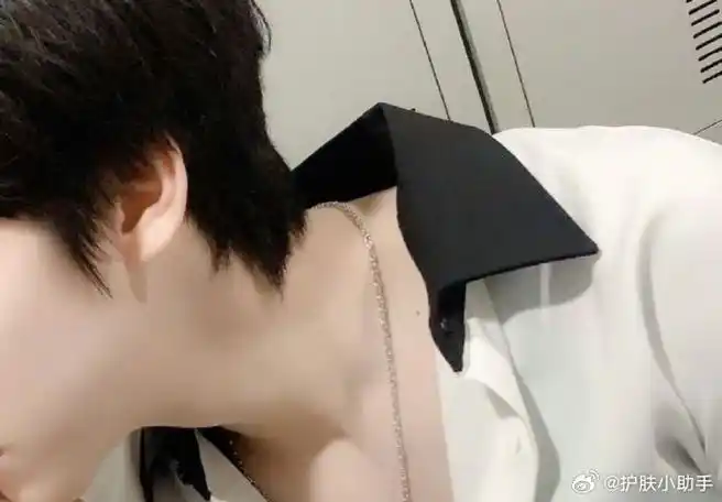 贺峻霖##贺峻霖的锁骨痣##贺峻霖锁骨上有颗痣
