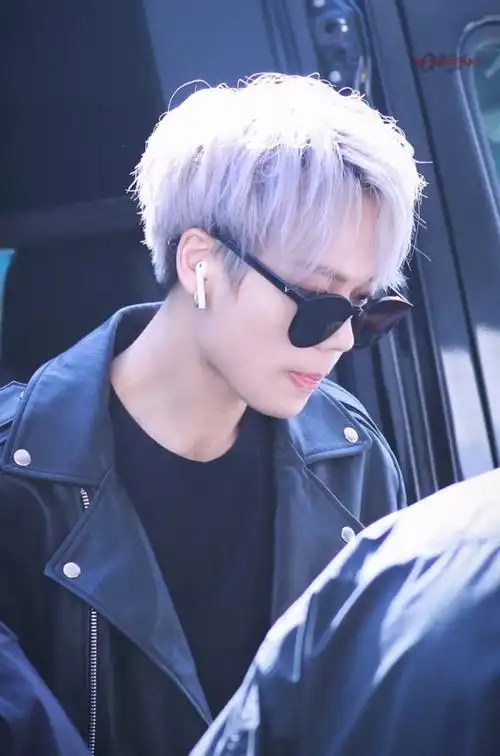 林彦俊在私服穿搭上钟爱黑色小礼帽,粉丝从中看到了他演戏的方向