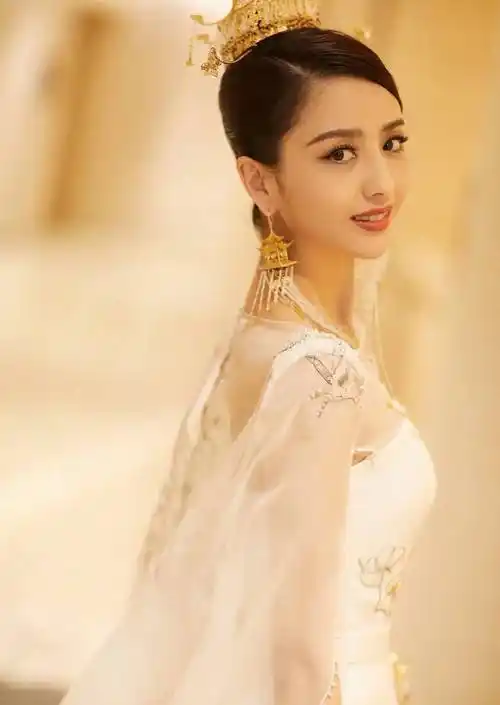 但佟丽娅显然不是吃年轻这碗饭的女演员,即便是随着年龄的增长,如今也