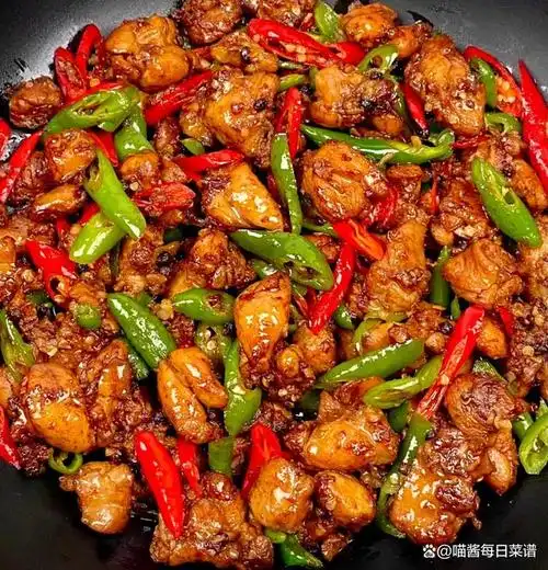 香辣炒鸡是一道口感鲜美的家常菜,让人垂涎三尺