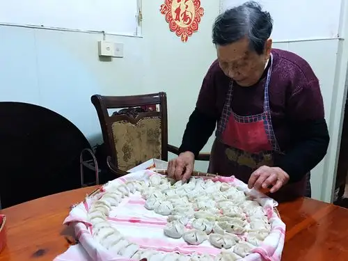 史阿婆正在摆饺子舟山人还喜欢外脆内软的糯米糖糕以及寓意着团团圆圆