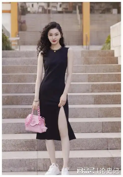 宋轶的身高是168,但估计要高出三四公分,所以真实身高应该在164左右.