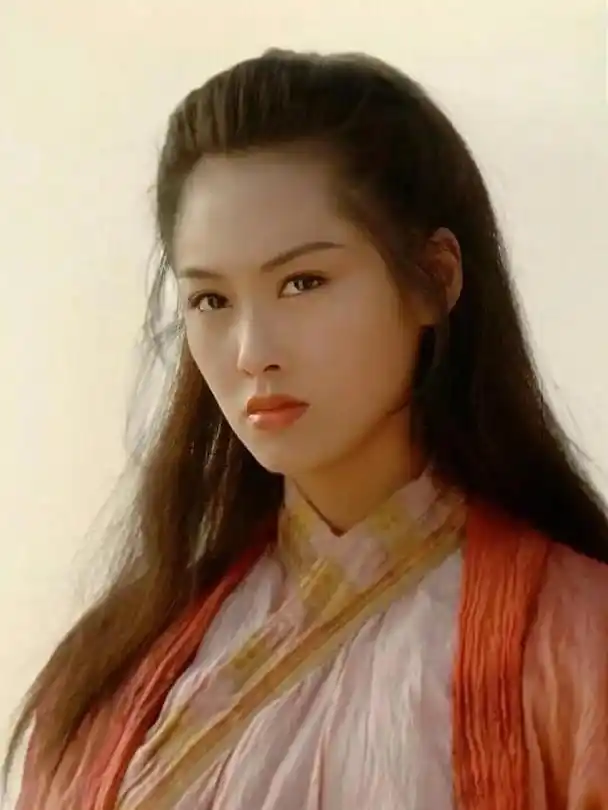 52岁女神朱茵真实生活曝光,住深山简陋老屋,开98年老车,太低调