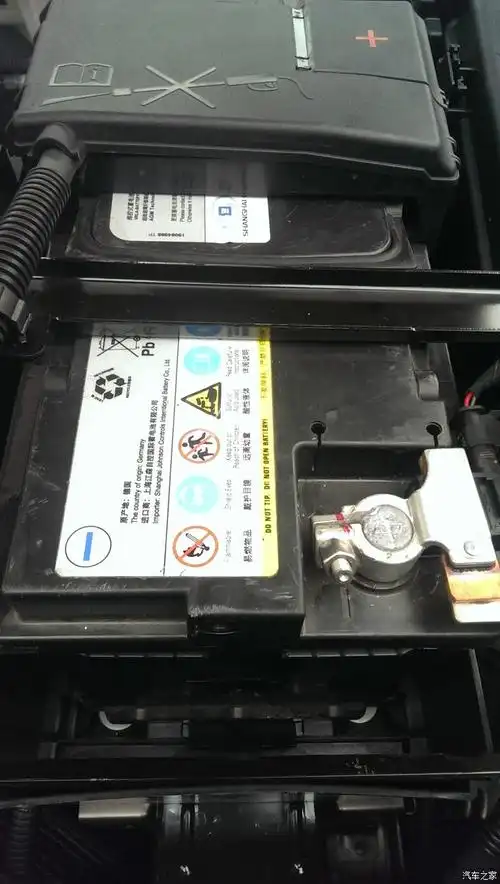 别克4s店提昂科威新车,遇到电瓶是这样的,这是新电瓶吗?