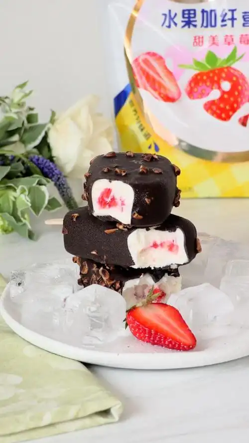 草莓奶油脆皮雪糕的做法