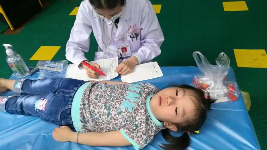 水平,4月22行知幼儿园联合东葛区妇幼保健院对每一位孩子进行了体检