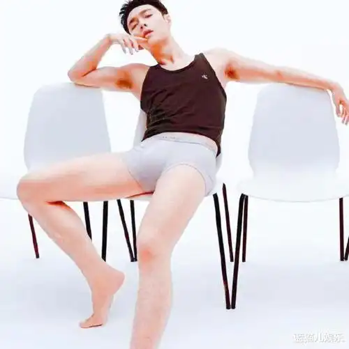 张艺兴顶胯广告图曝光阳刚之气没看出来倒令女生看着尴尬