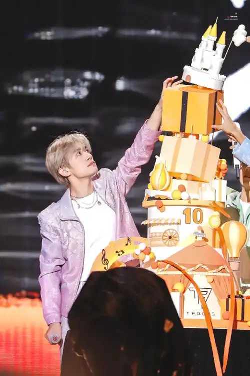 易烊千玺超话#易烊千玺十稔终章皆成序#230806 十周年蛋糕确实很惊喜