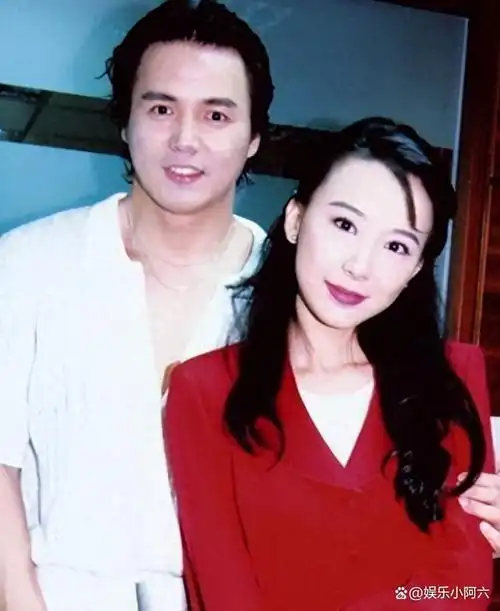 虽然张庭的外貌并不算十分精致,但是她那种可爱中蕴含的娇羞和妩媚