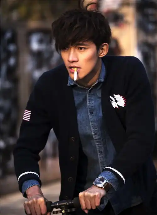 组图:李子峰写真玩酷耍帅 大玩滑板车